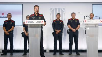 El comisario jefe de los Mossos d,Esquadra, Eduard Sallent (c), durante la rueda de prensa ofrecida este mediodía ante las críticas por su actuación en la fuga del expresidente Carles Puigdemont tras regresar fugazmente a Barcelona, pese a tener una orden de detención. Foto: EFE