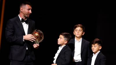 Con su esposa Antonella y sus tres hijos entre el público, reconoció que tuvo “derrotas duras”, sobre todo con la selección. Foto: EFE