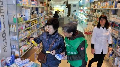 Imagen de la recogida de medicamentos en Rovira Farmàcia, en la avenida Prat de la Riba de Reus. Foto: alfredo gonzalez