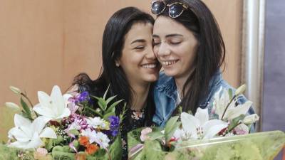 María Jimena Rico (derecha) se abraza a su novia egipcia Shaza Ismail, ayer en Torrox (Málaga). FOTO: C.DÍAZ/EFE