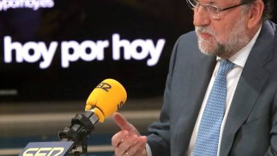 El president espanyol, Mariano Rajoy, durant l'entrevista que ha concedit avui al programa 'Hoy por Hoy' de la Cadena Ser. Foto: EFE