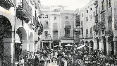 Fotografia antiga d’un dia de mercat a la plaça de l’Oli. FOTO: Cedida