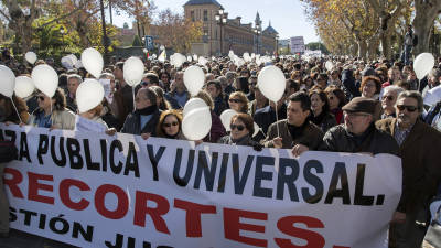 Manifestación en Sevilla por una ´gestión digna´ de la sanidad, en una imagen del mes pasado. FOTO: EFE