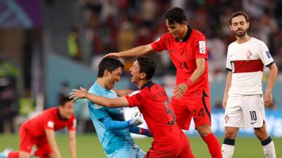 Los jugadores surcoreanos celebran el triunfo ante Portugal que les dio el pase a los octavos de final del Mundial. Foto: EFE