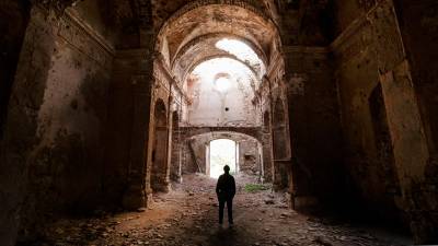 El deplorable estado del interior de la iglesia de Santa Maria, en Santa Perpetua de Gaià (Pontils). Foto: Pere Ferré