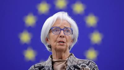 El BCE ha manifestado que una eventual bajada de tipos se daría ya pasado junio. En la imagen, la presidenta del BCE Christine Lagarde. efe