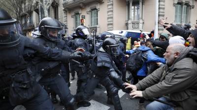 Miembros de los Mossos d'Esquadra impiden el paso de manifestantes en las inmediaciones de la Delegaci&oacute;n del Gobierno en Catalunya