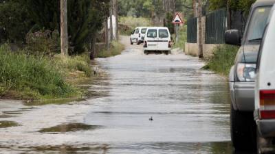 Carrers encara inundats d’aigua, ahir al matí, a les Cases d’Alcanar. foto: joan revillas