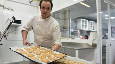 Markus Kunz trabajando en la pastelería que regenta en la Riera Miró. Foto: a. gonzález