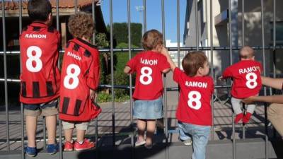 Los cinco sobrinos de Ramon Folch suelen acudir al Estadi bien equipados. Foto: Cedida