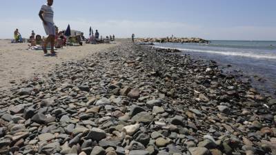 Las piedras que hay en la orilla suponen un problema. FOTO: LLU&Iacute;S MILI&Aacute;N