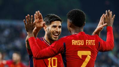 Marco Asensio y Ansu Fati celebran el gol del ‘7’ de España ante Jordania. foto: efe
