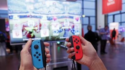 Varias personas prueban la nueva Nintendo Switch durante su presentación en Offenbach (Alemania). Foto: EFE