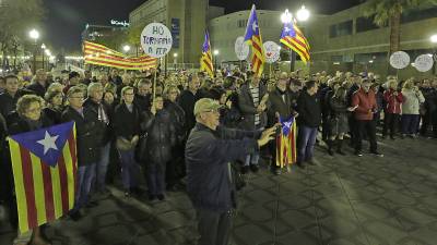 Un momento de la protesta, que tuvo lugar junto a la Subdelegación del Gobierno español. FOTO: LLUÍS MILIAN