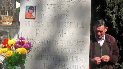 Imagen de archivo de Antonio Martos, en el cementerio de Reus, junto a la losa en recuerdo a su hermano. Foto: DT