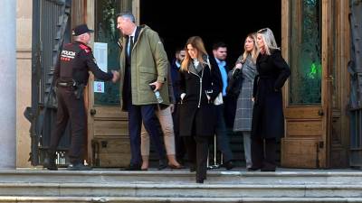 El alcalde de Badalona, Xavier Garcia Albiol, estrecha la mano con un mosso d’esquadra a las puertas de la Audiencia de Barcelona tras el juicio por el ‘caso de las antenas’. Foto: ACN