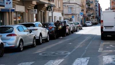 La calle Pau Casals acogerá la prueba piloto de instalación de zonas rojas de estacionamiento. foto: Aj. de Cambrils