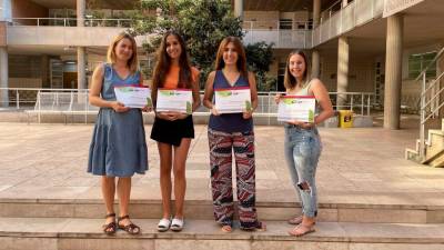 La investigadora e impulsora del proyecto e-dietètica URV, Nancy Babio, con tres de las cuatro estudiantes que han formado parte de la nueva publicació. Foto: URV