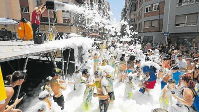 Fiesta de la espuma, agua y polvos holi en las fiestas del Carme. Foto: Pere Ferré
