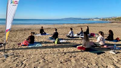 Participantes de una clase de yoga en la playa de Salou. foto: Ajuntament de Salou