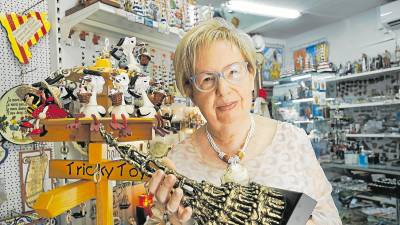 Maria del Carme Brey, en su tienda de la Plaça de la Font. El establecimiento cumple 75 años. FOTO: PERE FERRÉ