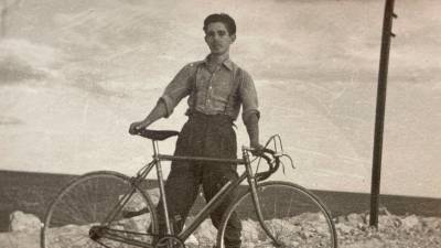 Jaume Aragonès Guinart, en una de les seves sortides en bicicleta al tombant dels anys 40 i 50. Foto: Arxiu Casa Boada
