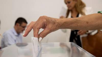 Una persona ejerciendo su derecho a voto. Foto: EFE