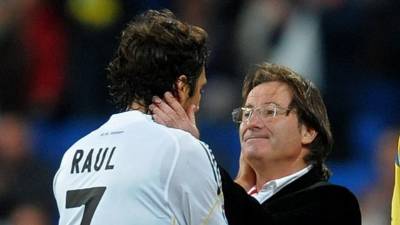 Anquela saluda a Raúl durante el Madrid-Alcorcón de 2009, en el Bernabéu. Foto: EFE