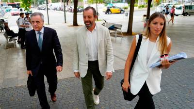 El ex presidente del Barça Sandro Rosell (c), acompañado de su abogado, Pau Molins (i), llega a la Ciutat de la Justicia en una imagen de archivo. Foto: Efe