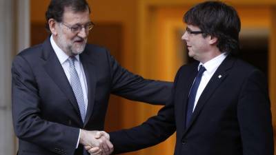 El president de Catalunya, Carles Puigdemont, saluda al presidente español, Mariano Rajoy. Foto: EFE