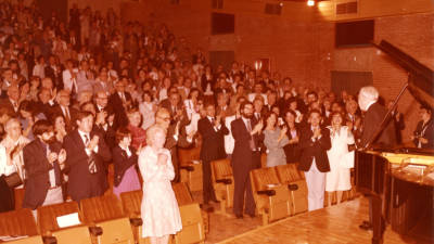 Ovació del públic al pianista Mieczyslaw Horszowski que va actuar en l’acte inaugural de l’Auditori el 6 de juny de 1981. Fotografia Güixens. Arxiu Comarcal del Baix Penedès. Fons Associació Musical Pau Casals