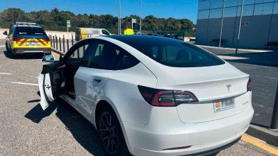 El taxi inmovilizado en el aeropuerto de Reus. Foto: CME