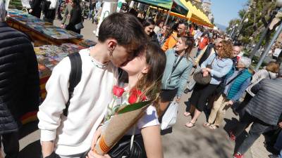 Sant Jordi también es sinónimo de amor. Marc Muriel y Maria Caballol siguen la tradición de intercambiar rosas y libros. foto: Pere ferré