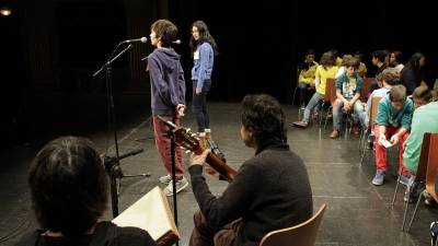 Un total de 32 alunmes d\'ESO i un grup de primària competien entre ells improvisant en directe. Foto: Pere Ferré
