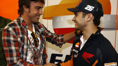 Fernando Alonso y Dani Pedrosa en el box del Repsol Honda durante un Gran Premio. FOTO: Instagram Pedrosa