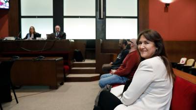 Laura Borràs, en el Tribunal Superior de Justícia de Catalunya. En segundo término, el informático Isaías Herrero. foto: efe