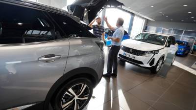 Comprador y vendedor en un concesionario Peugeot de Oliva Motors. Foto: Pere Ferré