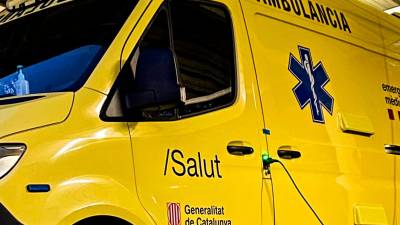 Una ambulancia del SEM trasladó al anciano hasta el hospital de Santa Tecla. Foto: DT