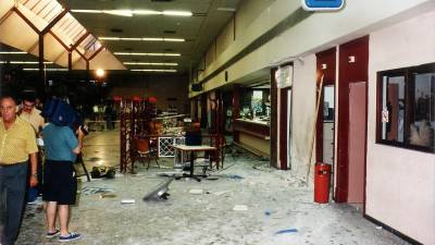 Estado en el que quedaron las instalaciones del aeropuerto de Reus tras la bomba de ETA. Foto: Pere Ferré