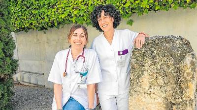 Ángela Sancho y Rosa Margarit, médica y enfermera del CAP Muralles, asesoran en Voluntades Anticipadas. foto: marc Bosch