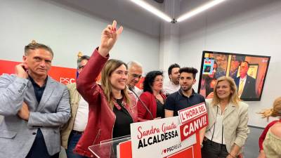 Sandra Guaita y su equipo celebran la victoria en la sede socialista. Foto: Alfredo González