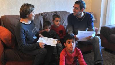 Eugeni y Meritxell, con sus hijos Aleix, Ferran y Miguel, en su casa de Reus. Se ahorran 120 euros al año gracias al bono social eléctrico. Foto: Alfredo González