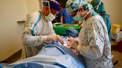 Marsal, a la izquierda, operando junto a otra compa&ntilde;era a un paciente. Intervinieron a 80 en una semana. FOTO: Cedida