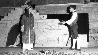 Josep Maria Pou (a la izquierda) representa ‘El Gran Teatro del Mundo’. La parte de detrás es la vidriera del enorme comedor de la Universidad Laboral ‘convertida’ en una catedral. FOTO: cedida por Josep Maria Pou