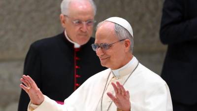 El Papa León XIV llega a una audiencia con miembros de los medios de comunicación en el Aula Pablo VI de la Ciudad del Vaticano, este lunes Foto: EFE