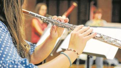 Detalle de la flauta travesera en manos de la reusense C&egrave;lia Salas. Foto: Alba Marin&eacute;