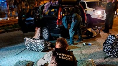 La droga estaba repartida en cuatro grandes bolsas. Foto: Guardia Civil
