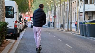 Imagen de archivo de un joven en patinete eléctrico. Foto: Alfredo González / DT