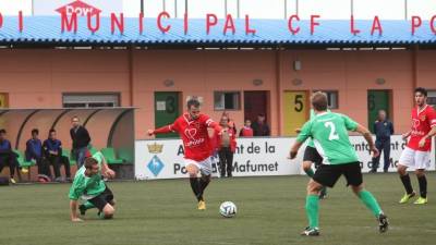 Imagen del partido que disputaron la Pobla y el Ascó en la primera vuelta de campeonato. Foto: ALBA MARINÉ