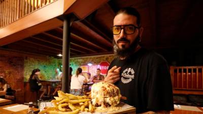 Aitor, dueño del Ol’Dirty Burguers La Cantonada con la hamburguesa ganadora. Foto: Pere Ferré
